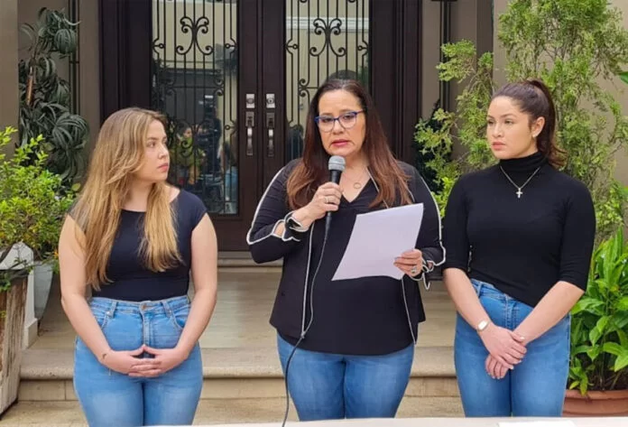 ana garcia hijas 696x473 1