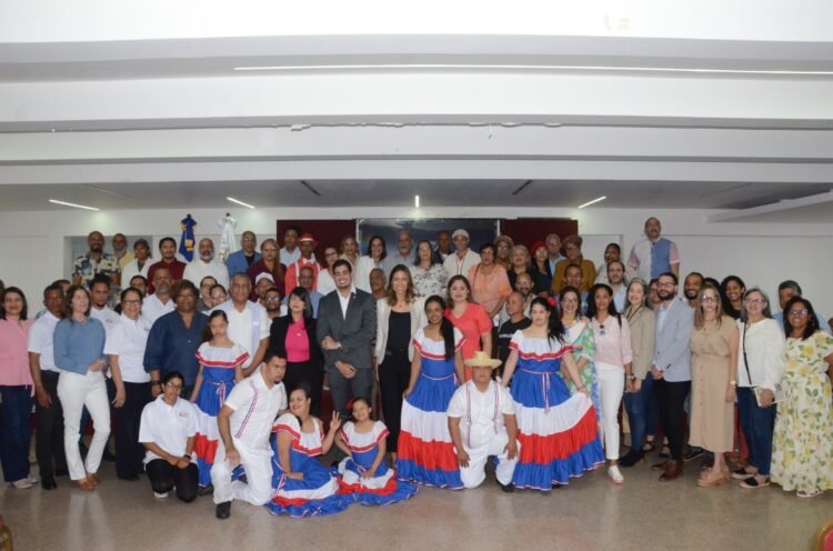 foto general de los que intervinieron en el lanzamiento