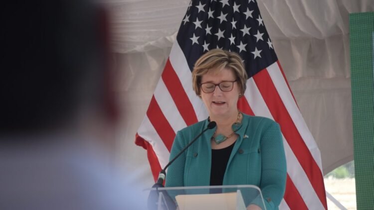 principal laura dogu trabajar conforme a ley