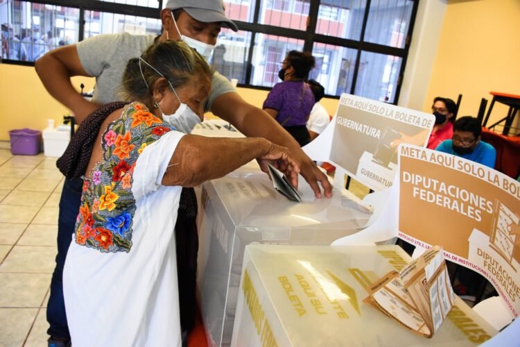 con retraso en la apertura de las casillas inició la jornada electoral en campeche, en varias casillas se observaron largas filas.