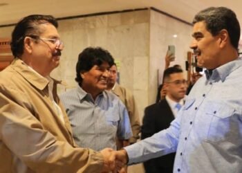 mel zelaya y nicolas maduro 696x459