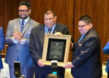 jesus velez banegas recibe premio alvaro contreras 2024 2025 768x528