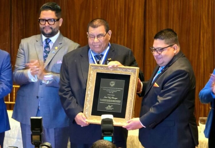 jesus velez banegas recibe premio alvaro contreras 2024 2025 768x528
