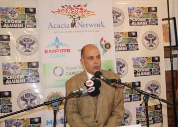 el empresario puertorriqueno josé gonzález freyre participando del conversatorio