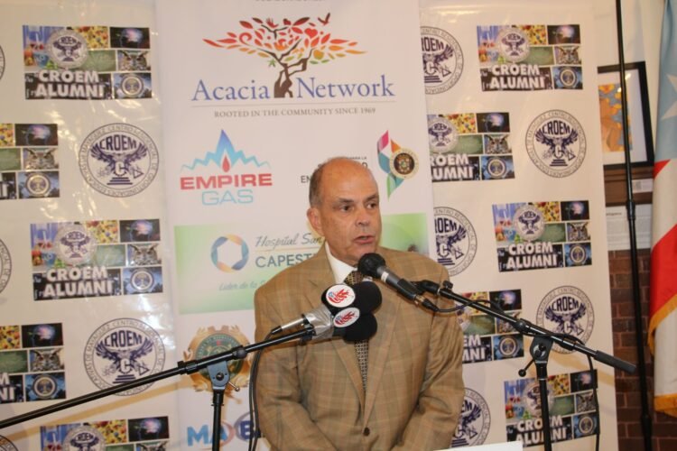 el empresario puertorriqueno josé gonzález freyre participando del conversatorio