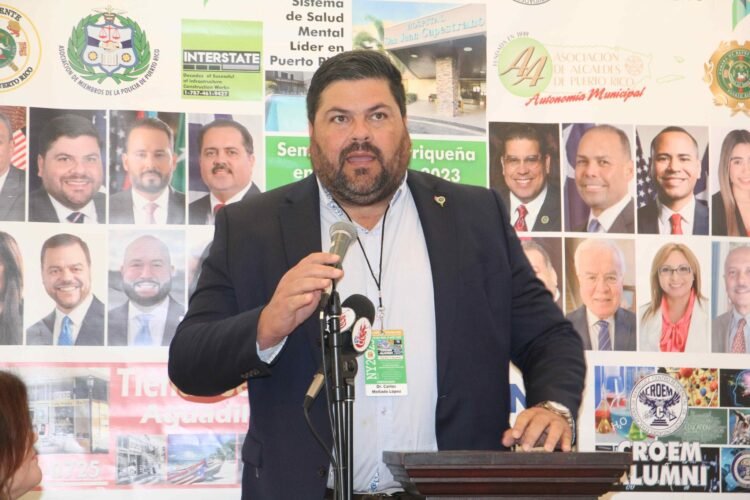 el secretario de salud dr. carlos mellado participando del conversatorio en ny