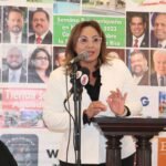 la relacionista público wanda nazario participando del conversatorio en ny