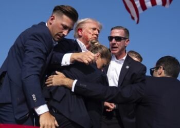 donald trump herido de bala rodeado por agentes del servicio secreto de ee.uu