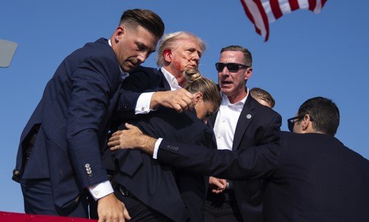 donald trump herido de bala rodeado por agentes del servicio secreto de ee.uu