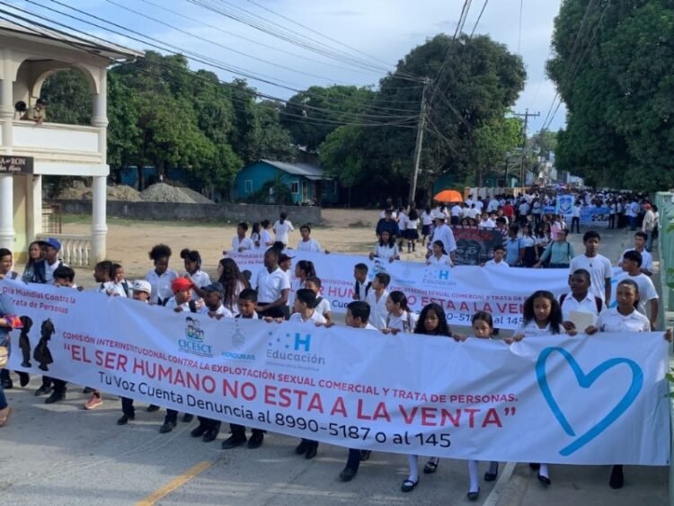 la cicesct inauguro el mes contra la trata de personas con una caminata en roatan