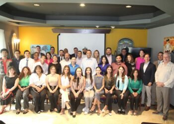 img 0413 vemos al grupo de becarios de fundación de la herencia hispana junto a los miembros del grupo 21