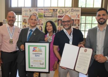 foto 4 el conocido producto jugo lotus elaborado por campofresco wilfredo sostre lcdo. marcel garcía ) lydia burgos ing alain nazario lotus virgilio oliveras recibieron premio en ny