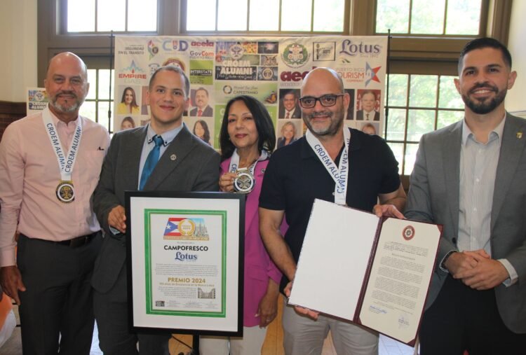 foto 4 el conocido producto jugo lotus elaborado por campofresco wilfredo sostre lcdo. marcel garcía ) lydia burgos ing alain nazario lotus virgilio oliveras recibieron premio en ny