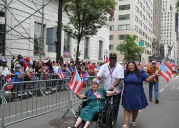 img 7178 dona matilde rodriguez rodriguez 96 anos ayudada por el esposo de su nieta kevin vannreyes scaled