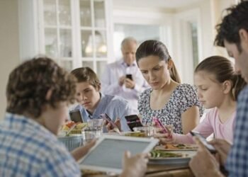 celular en la mesa 267972 no1166704 mg9611937