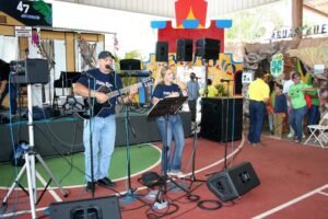 0000 a vemos a alex croatto quien año tras año participa en la tarima de la feria de los pueblos en croem