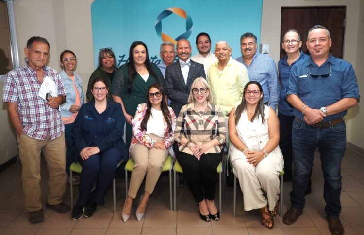 p3070073 el psiquiatra dr. edgardo prieto junto a un grupo de medicos y profesionales de la salud participantes del taller