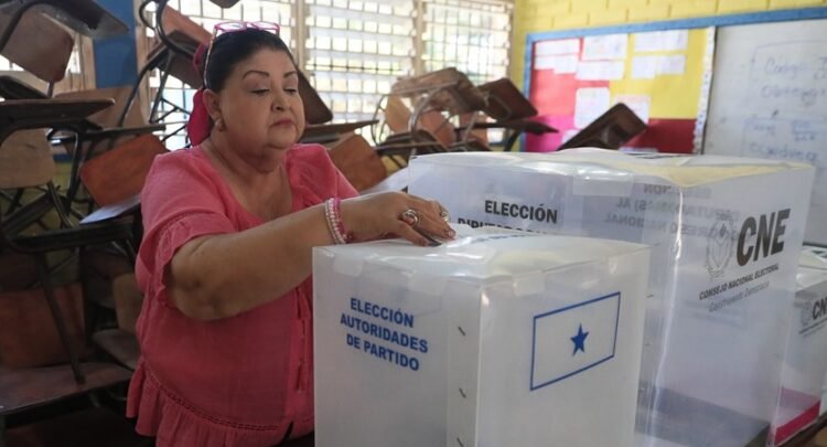 AME8206. TEGUCIGALPA (HONDURAS), 09/03/2025.- Una mujer ejerce su voto este domingo, en Tegucigalpa (Honduras). Las elecciones primarias e internas de Honduras para escoger a los candidatos a cargos de presidente del país, alcaldes y diputados en los comicios generales del 30 de noviembre se iniciaron este domingo a las 07:00 hora local (13:00 GMT). EFE/ Gustavo Amador