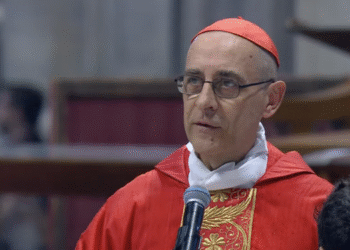 La Dignidad del Trabajo según el Cardenal Fernández: Un Tributo a Francisco