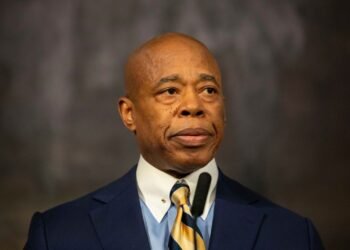 EL ALCALDE ADAMS ANUNCIA NUEVAS INVERSIONES, POR MÁS DE $400 MILLONES, PARA FINANCIAR COMPLETAMENTE LA TRANSFORMACIÓN DE LA QUINTA AVENIDA EN UN BULEVAR DE CLASE MUNDIAL, CENTRADO EN LOS PEATONES, COMO PARTE DEL «MEJOR PRESUPUESTO DE LA HISTORIA».