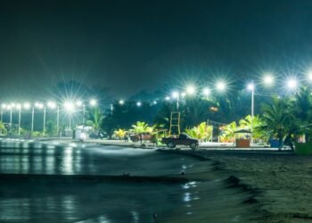 La Playa de Cienaguita Estrena Moderna Iluminación LED Ecológica en Puerto Cortés