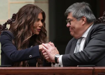 Honduras firma acuerdo de asilo durante visita de Kristi Noem