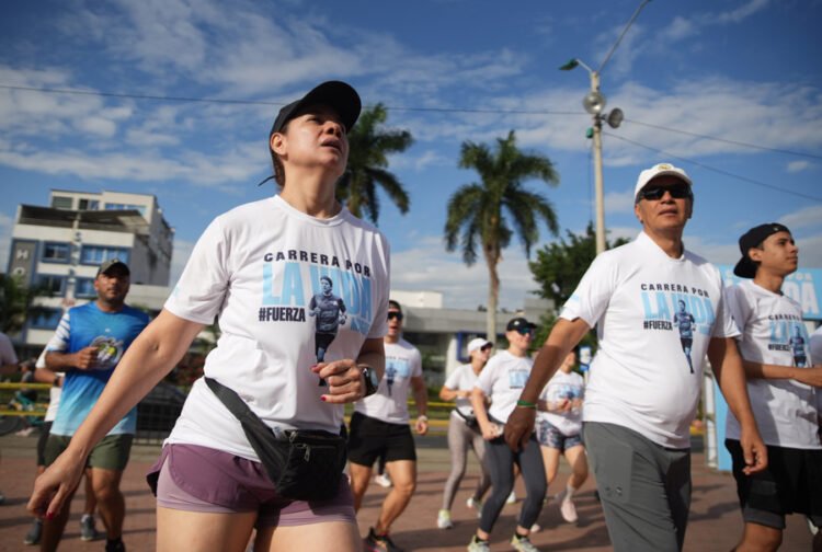 AME1067. CALI (COLOMBIA), 06/07/2025.- Personas participan en 'la carrera por la vida', una iniciativa que se convocó en varias ciudades para pedir por la recuperación del senador Miguel Uribe Turbay víctima de un atentado, este domingo en Cali (Colombia). Un mes después del atentado contra el senador y aspirante presidencial colombiano Miguel Uribe Turbay, quien sigue hospitalizado en estado grave, Colombia continúa sin conocer los motivos del ataque que estremeció al país y despertó una oleada de solidaridad y rechazo a la violencia. EFE/Ernesto Guzmán