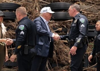 Trump visita Texas tras devastadoras inundaciones que dejan al menos 120 muertos