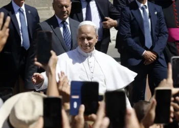 Papa León XIV: “Debemos dejar las armas, el mundo ya no soporta más guerras”