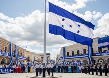 🇭🇳✨ HONDURAS INICIA EL MES DE LA PATRIA CON IZADA DE LA BANDERA NACIONAL
