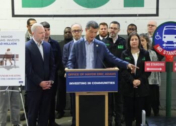 El alcalde Adams invierte 40 millones de dólares instalando asientos en todas las paradas de buses de la ciudad de New York