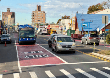 EL NYC DOT FINALIZA LA CONSTRUCCIÓN DE LOS CARRILES PARA AUTOBUSES DE HILLSIDE AVENUE