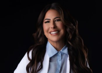 ¿Se pueden transmitir las bacterias bucales por los besos?