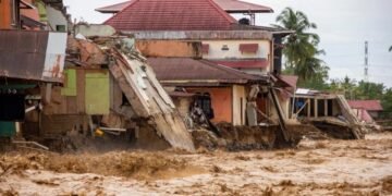Reportan más de 250 muertos por inundaciones en Indonesia