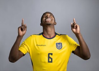 William Pacho dentro de los 11 mejores de la FIFA 2025