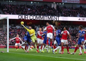 ARSENAL GOLPEA EN EL MOMENTO CLAVE Y SIGUE LÍDER