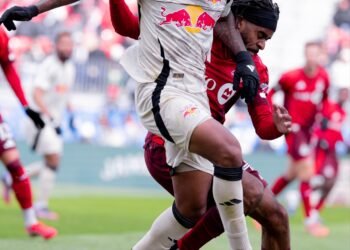 ¡CUANDO TODO PARECÍA PERDIDO! CHOUPO-MOTING SALVA A RBNY EN CANADÁ