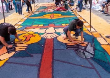 Momento en que elaboraban las alfombras.