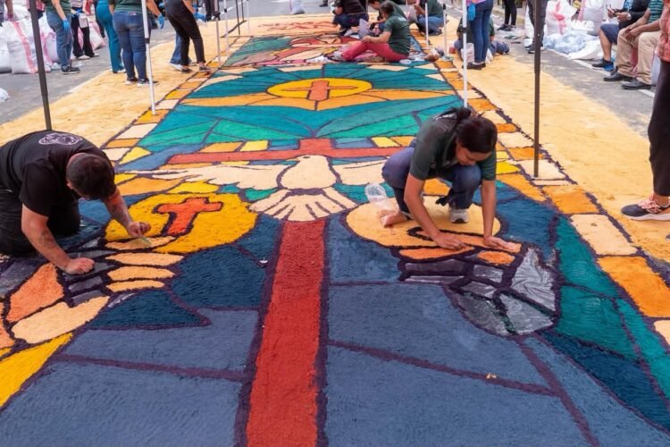 Momento en que elaboraban las alfombras.