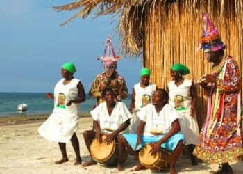 "La comunidad Garífuna en Honduras celebra su rica herencia cultural, marcada por más de dos siglos de historia, música y tradiciones vibrantes a orillas del Caribe. A pesar de los desafíos socioeconómicos y ambientales, su legado perdura como un pilar fundamental de la identidad y diversidad del país." Imagen Cortesía de: El País Honduras.