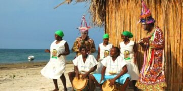 "La comunidad Garífuna en Honduras celebra su rica herencia cultural, marcada por más de dos siglos de historia, música y tradiciones vibrantes a orillas del Caribe. A pesar de los desafíos socioeconómicos y ambientales, su legado perdura como un pilar fundamental de la identidad y diversidad del país." Imagen Cortesía de: El País Honduras.