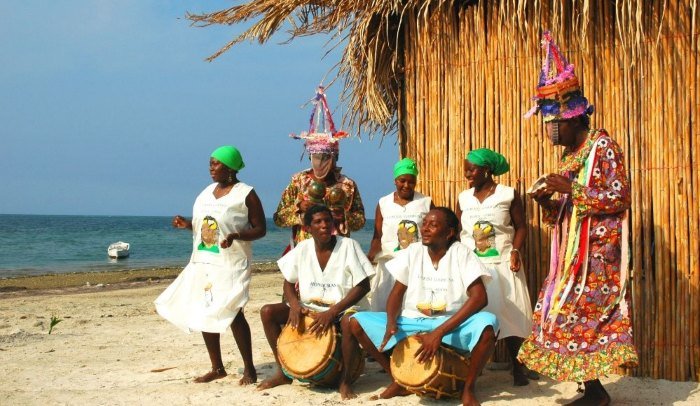"La comunidad Garífuna en Honduras celebra su rica herencia cultural, marcada por más de dos siglos de historia, música y tradiciones vibrantes a orillas del Caribe. A pesar de los desafíos socioeconómicos y ambientales, su legado perdura como un pilar fundamental de la identidad y diversidad del país." Imagen Cortesía de: El País Honduras.
