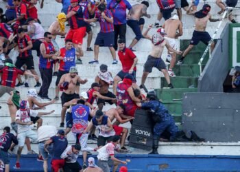¡CAOS TOTAL EN PARAGUAY! EL CLÁSICO TERMINA EN BATALLA CAMPAL