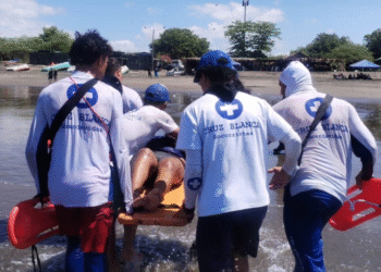Miembros de Cruz Blanca atienden emergencia en Semana Santa. Créditos de imagen: web 100%noticias.tv