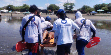 Miembros de Cruz Blanca atienden emergencia en Semana Santa. Créditos de imagen: web 100%noticias.tv