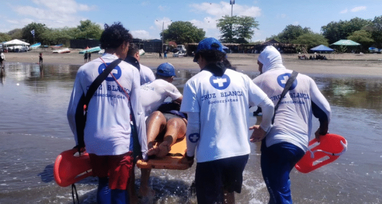 Miembros de Cruz Blanca atienden emergencia en Semana Santa. Créditos de imagen: web 100%noticias.tv