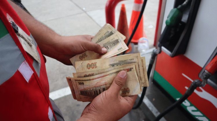 El gobierno de Honduras destina más de 22 millones de lempiras diarios en subsidios al combustible para mitigar el impacto económico. (Cortesía: Sen.hn)