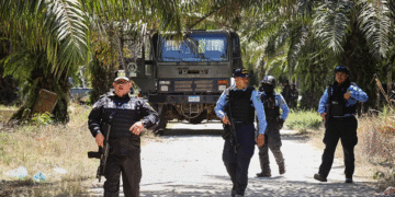Policías vigilan la ciudad de Trujillo tras la masacre.STRINGERAFP Imagen cortesía de elmundo.es