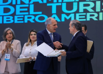 El presidente de la República, Nasry Juan Asfura recibió el reconocimiento por su aporte al desarrollo sostenible, la integración regional y el impulso al turismo como motor de crecimiento económico. FOTO: EL HERALDO