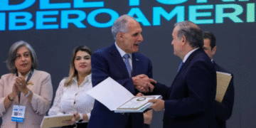 El presidente de la República, Nasry Juan Asfura recibió el reconocimiento por su aporte al desarrollo sostenible, la integración regional y el impulso al turismo como motor de crecimiento económico. FOTO: EL HERALDO